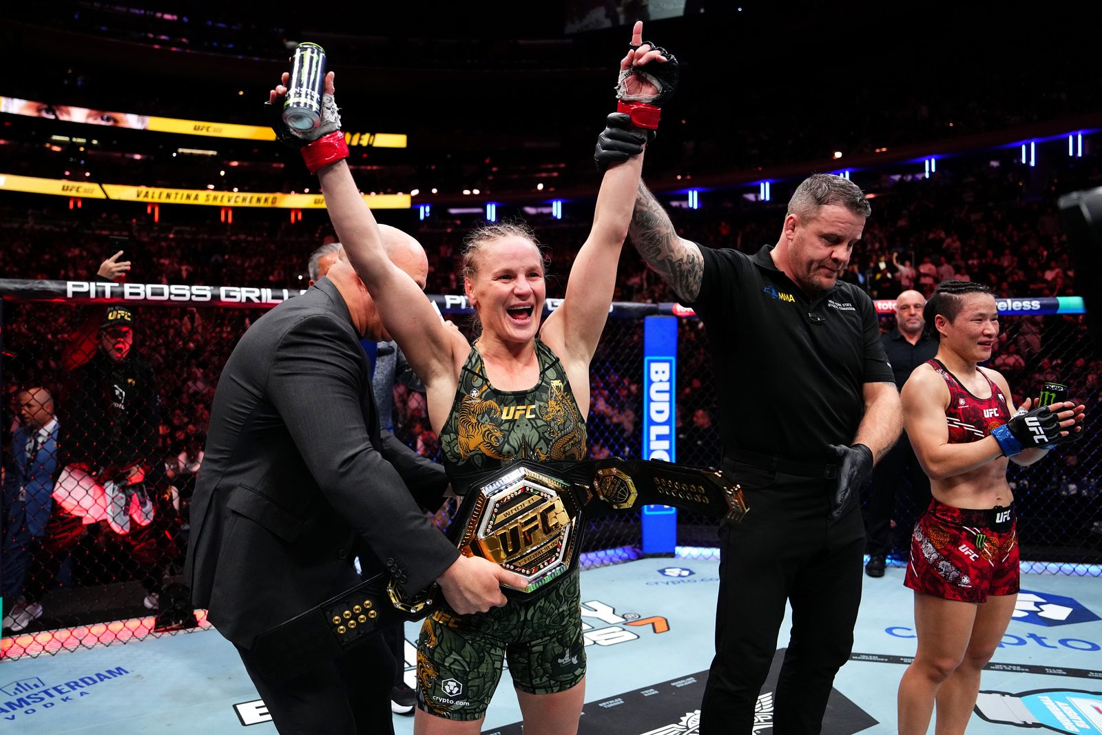 Valentina Shevchenko的教练透露,正是伤病迫使Shevchenko让出了蝇量级冠军头衔。
